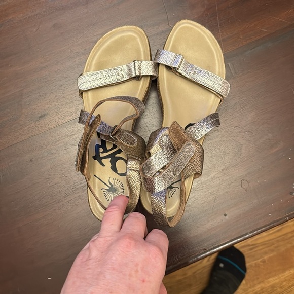 OTBT metallic Wavey women’s sandals size 9.5 - Picture 2 of 6